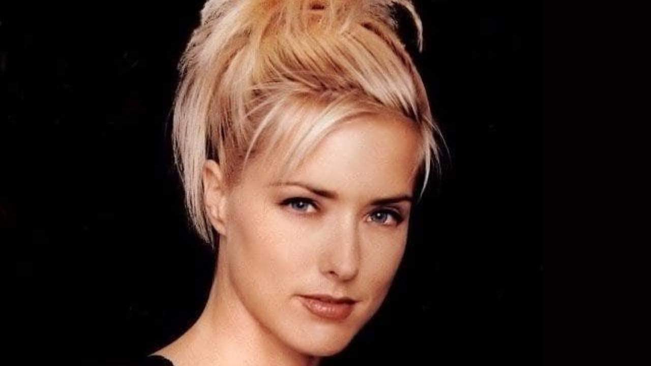Téa Leoni's Elegant Edge: Sexy Pics You'll Love