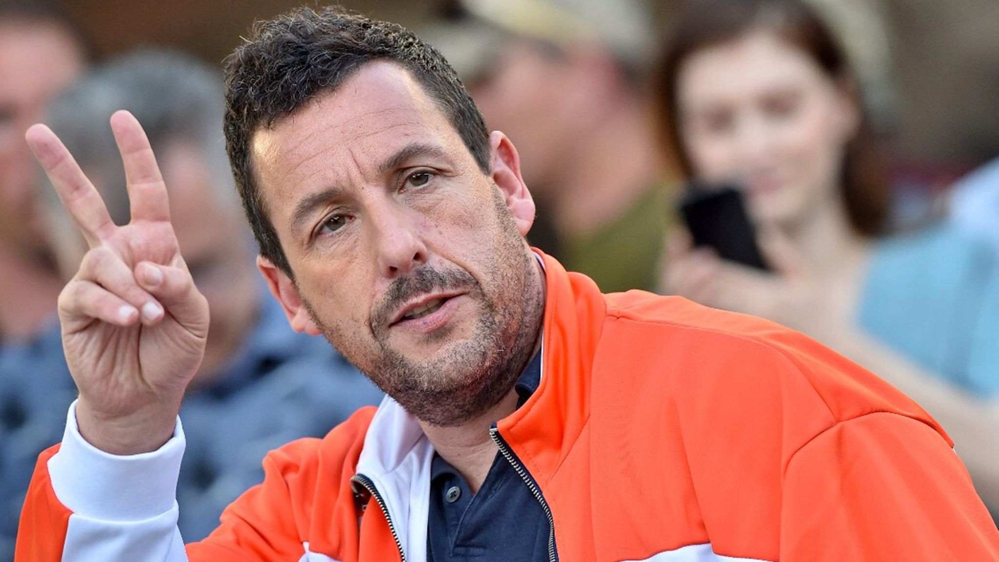 15 datos sorprendentes de Adam Sandler y uno que te dejará totalmente loco - How Tall Is Adam Sandler: Comedy King’s Relatable Height