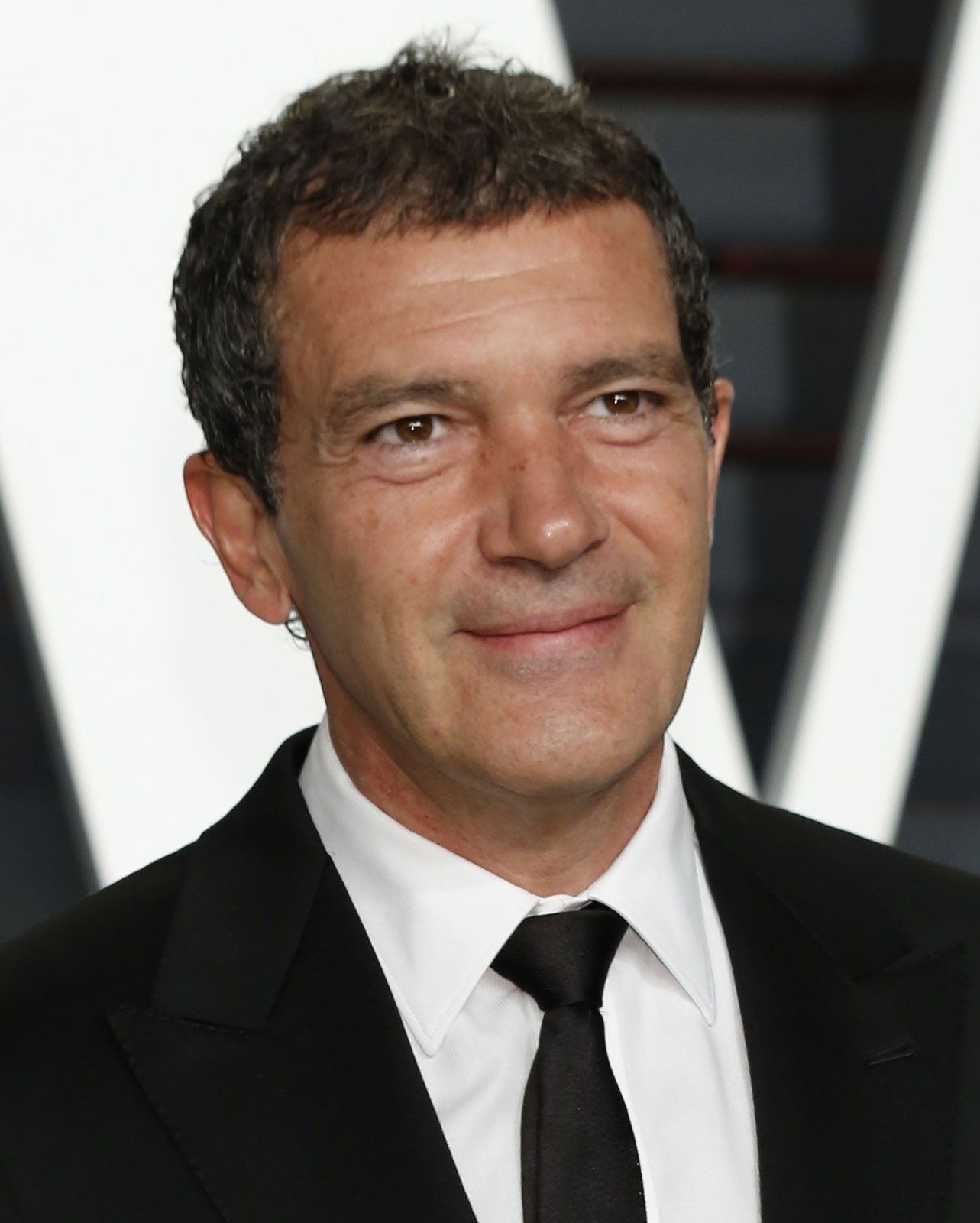 A los 63 años, Antonio Banderas Finalmente CONFIESA que ella fue el - Antonio Brown’s Wife: Chelsa Shannon, the NFL Star’s Better Half