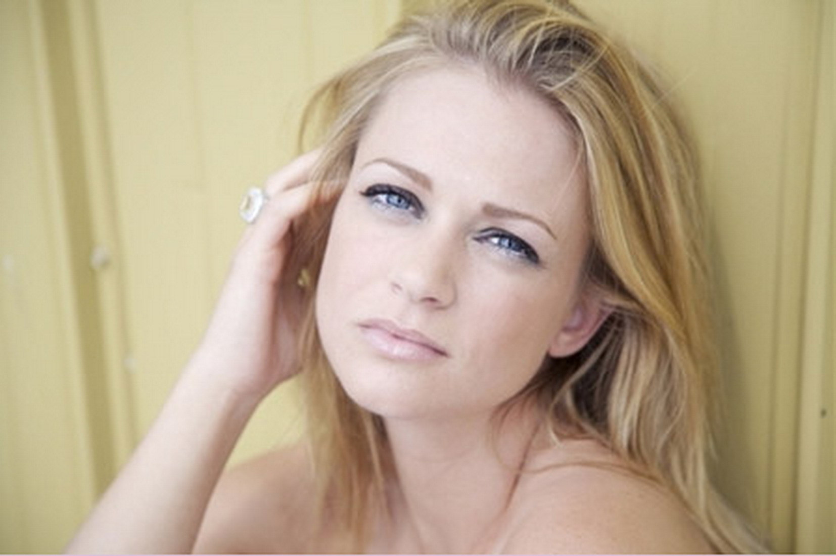 AJ Cook - AJ Cook Photo (3304840) - Fanpop - AJ Cook's Elegant Frame: How Tall Is The Criminal Minds Star?