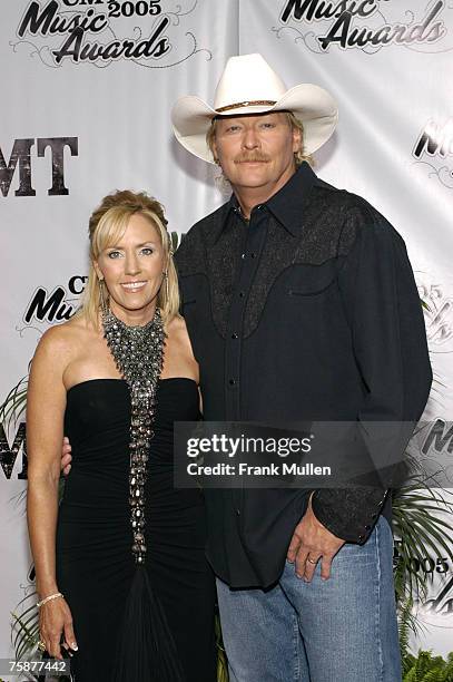 Alan Jackson Wife Photos et images de collection - Getty Images - Who Is Alan Jackson’s Wife? Meet Denise Jackson, His Wife and Memoirist