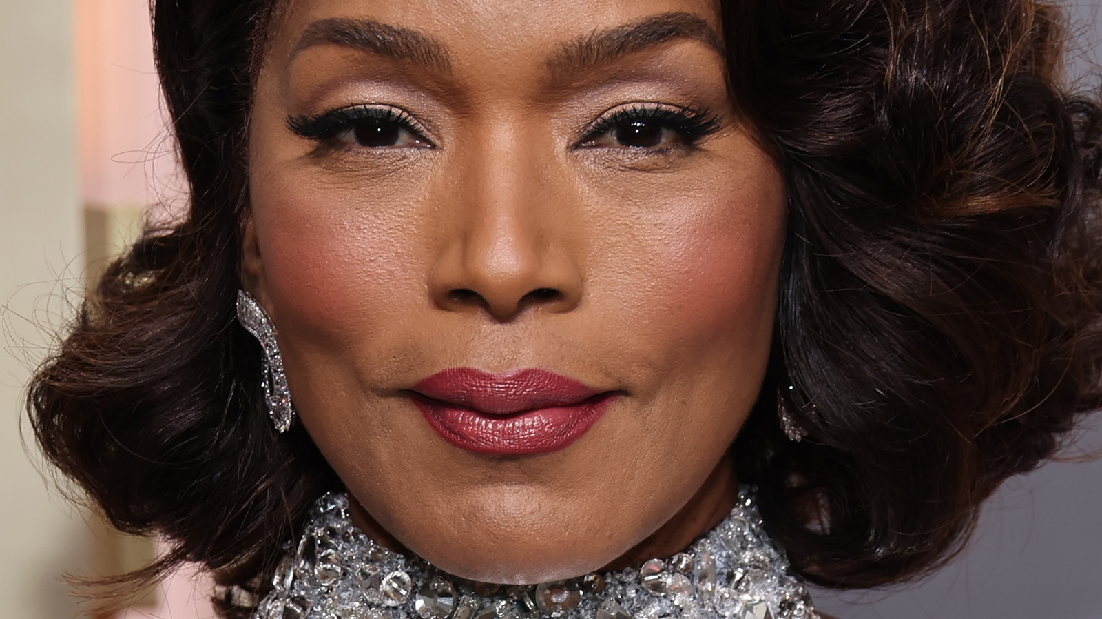 Angela Bassett's Retro Golden Globes 2023 Hairstyle Proves Old - How Old Is Angela Bassett? Award-Winning Actress's Age