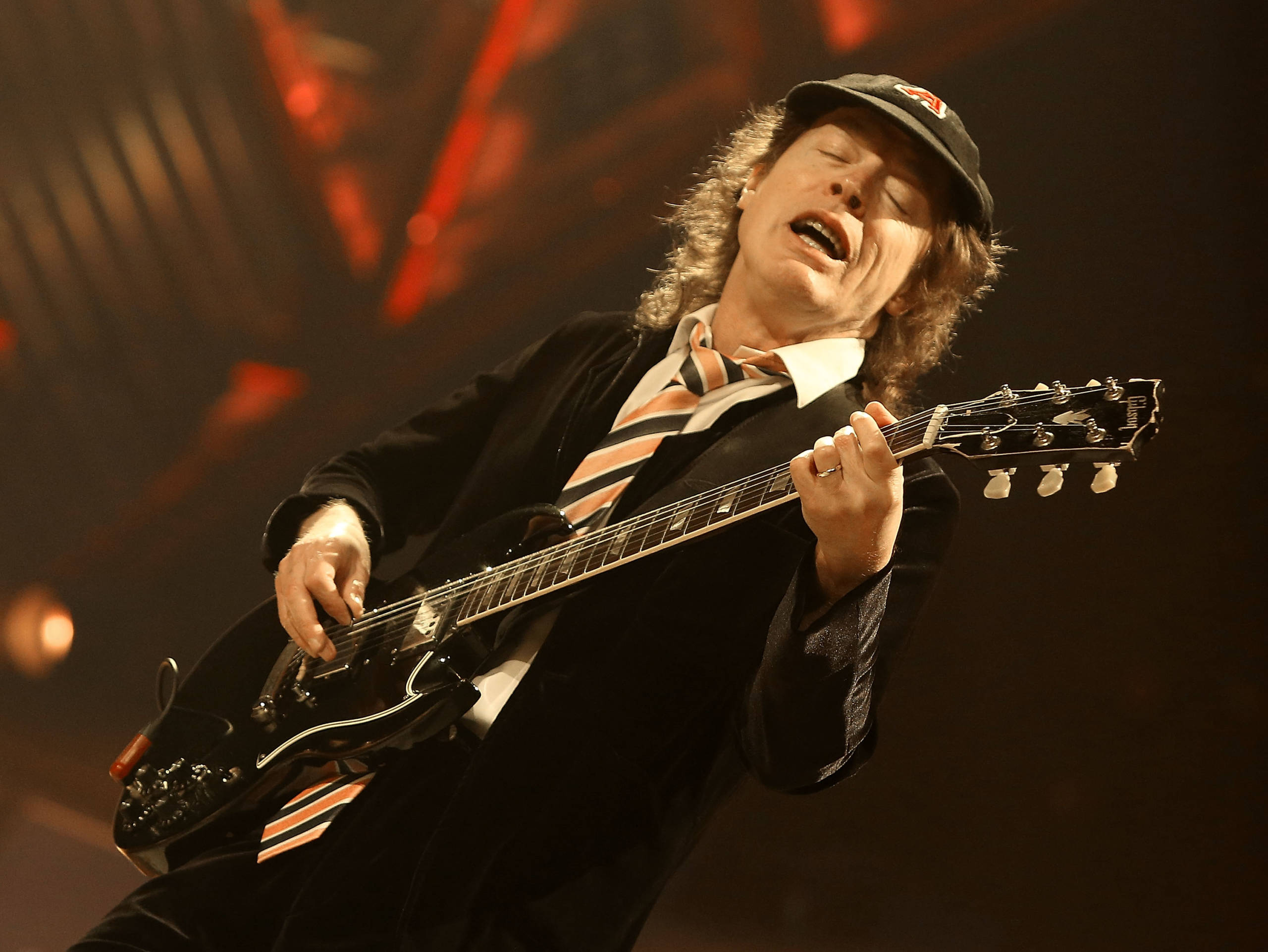 Angus Young im großen ROLLING-STONE-Interview - How Old Is Angus Young? AC/DC's Guitar Legend Then And Now