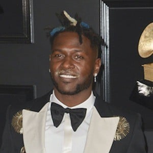 Antonio Brown - Age, Family, Bio | Famous Birthdays - How Old Is Antonio Brown? NFL Controversy & Birthday Facts