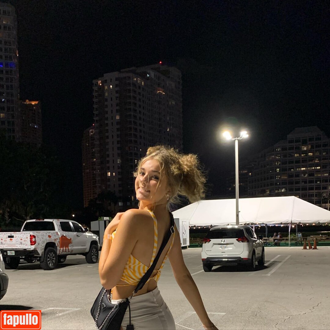 Breckie Hill / Breckiehill Nude OnlyFans Photo #134 - Fapullo - Breckie Hill: Sexy Pics of the Viral TikTok Sensation