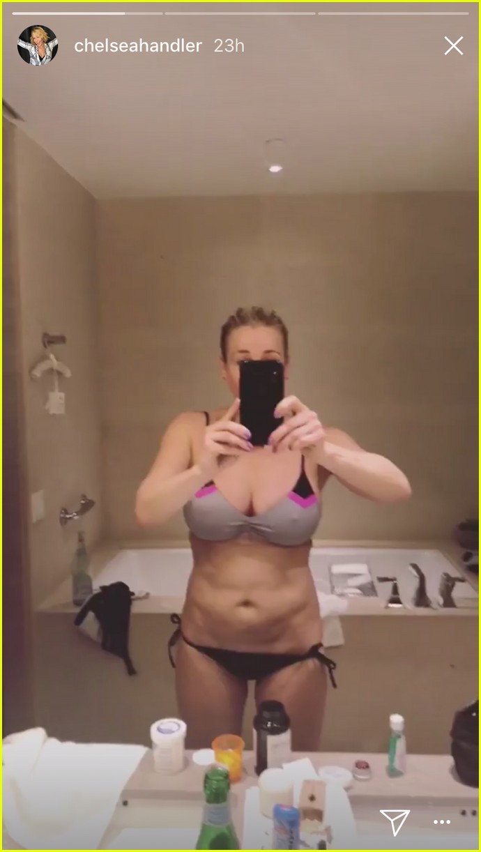 Chelsea Handler Shows Off What Happens When She Tries to Get Into Her - Chelsea Handler: Sexy Pics of the Witty and Irresistible Comedian