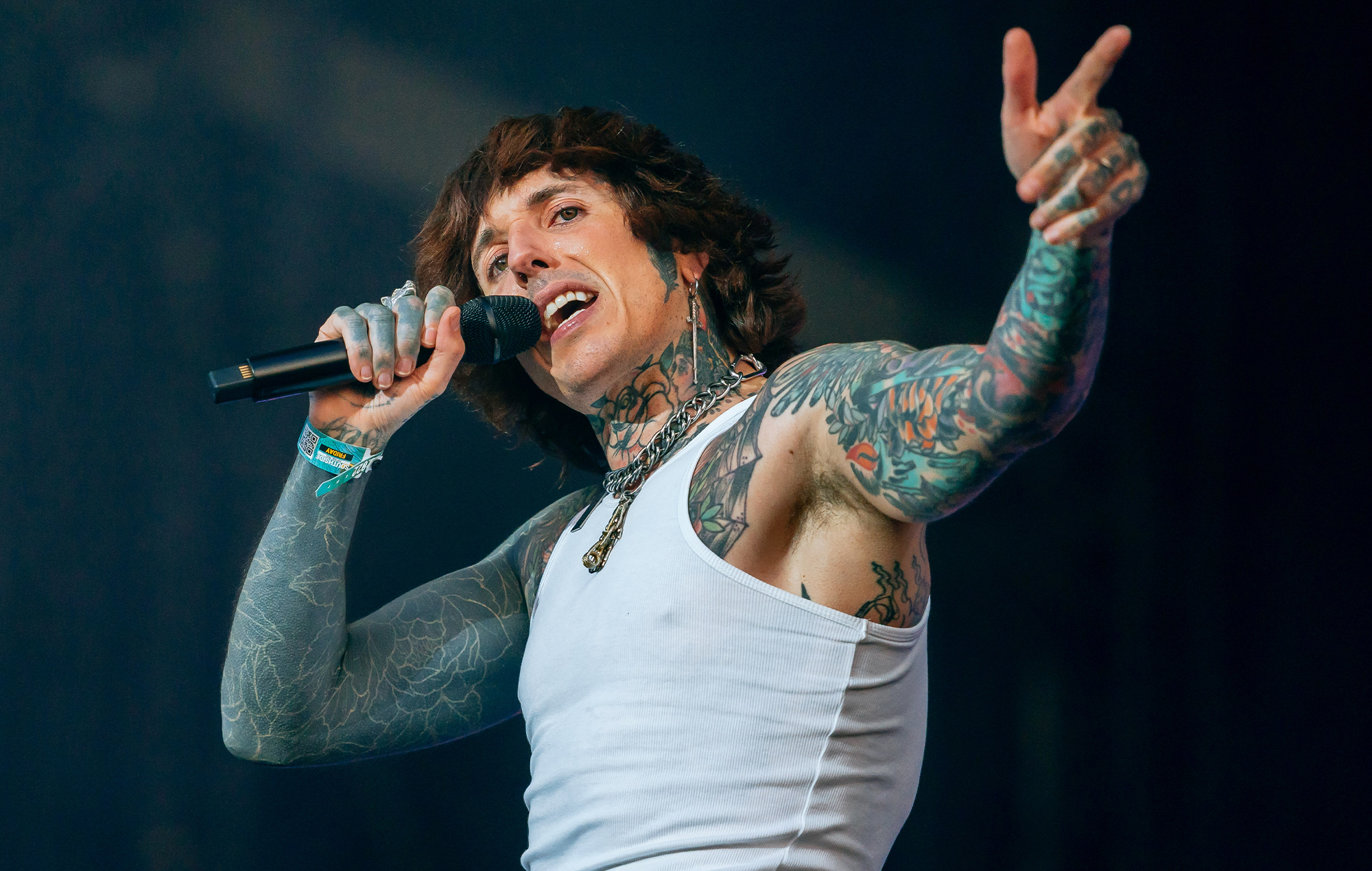 Children's author Oliver Sykes spent hours replying to over 1,000 - Oli Sykes Height: Bring Me The Horizon Frontman Stands Tall