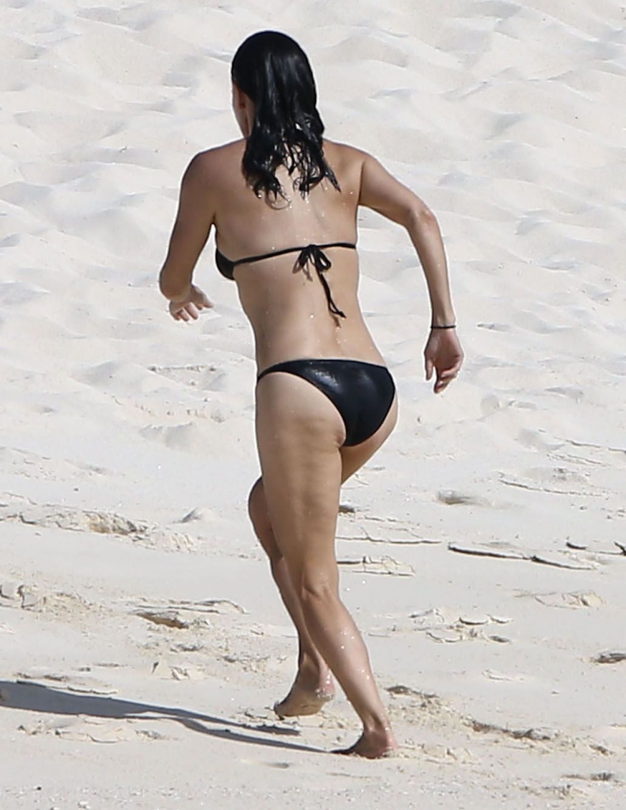Courteney Cox Wearing a Bikini on the Beach in Turks and Caicos - June 2014 - Courteney Cox’s Style Through the Years – From Friends to Fierce