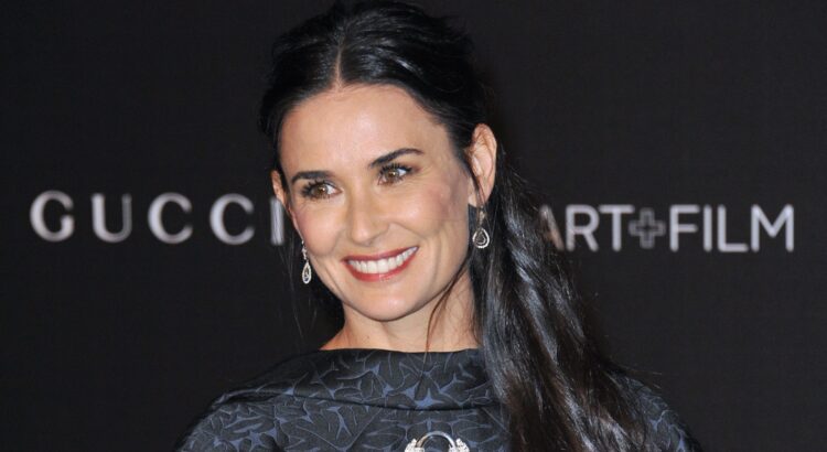 Demi Moore, 59 ans, nous offre un défilé de maillots de bain sexy pour - Demi Moore's Ageless Beauty: Sexy Pics Through The Decades