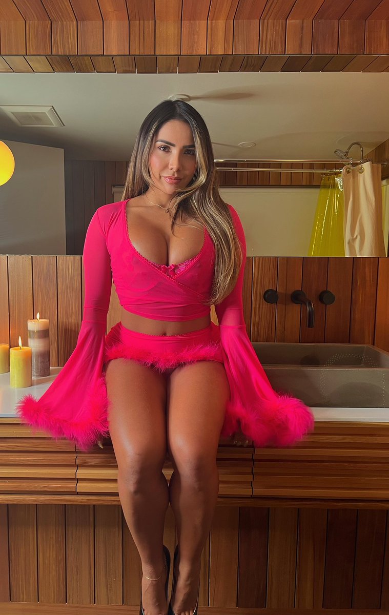 Diana Maux 🇨🇴 on Twitter: "Feeling festive🔗" - Diana Maux: Sexy Pics of the Sultry Social Media Star