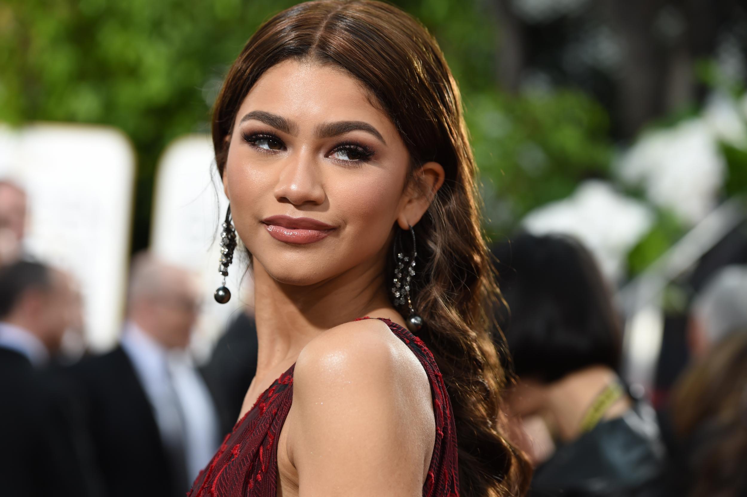 Zendaya's Model-Like Proportions: Height, Weight & Body Stats