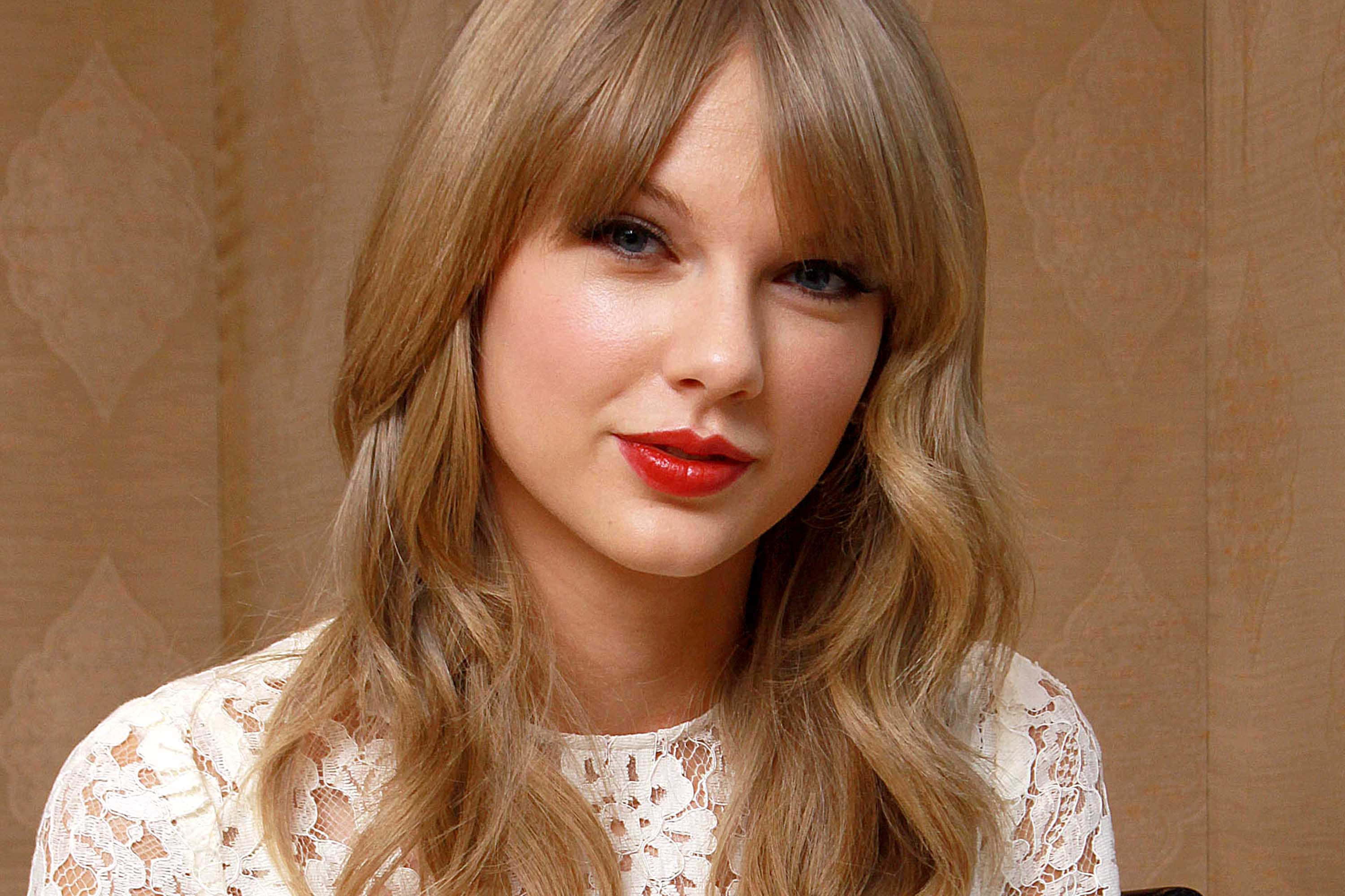 How Tall Is Taylor Swift: Pop Star’s Petite Frame