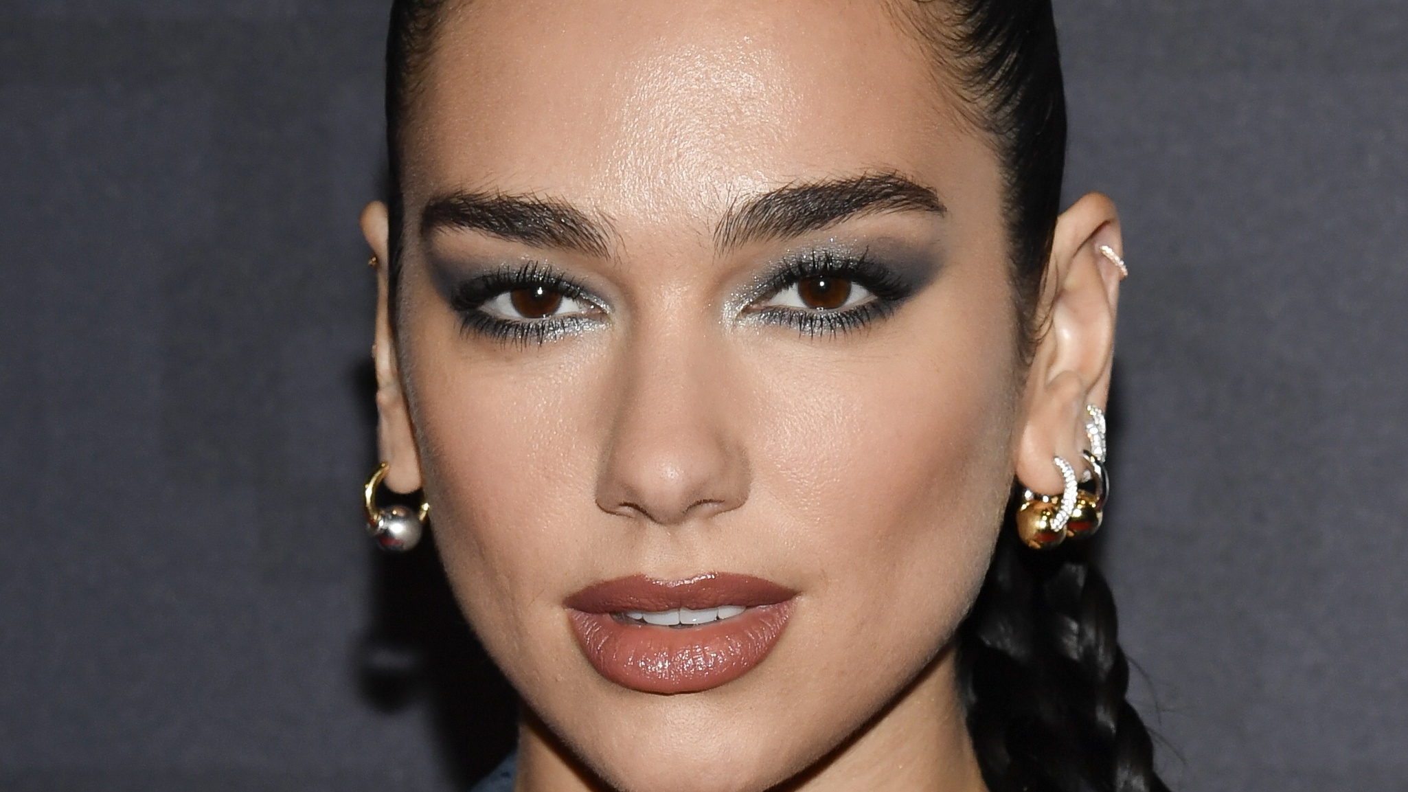 Dua Lipa gespot in (betaalbare) sexy wintertrui - Dua Lipa Sizzles: Her Sexiest Photos And Red Carpet Moments