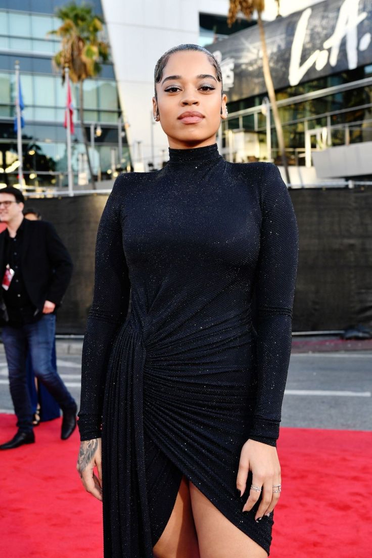 ELLA MAI at 2019 America Music Awards in Los Angeles 11/24/2019 - How Tall Is Ella Mai? R&B Star's Height And Stage Presence