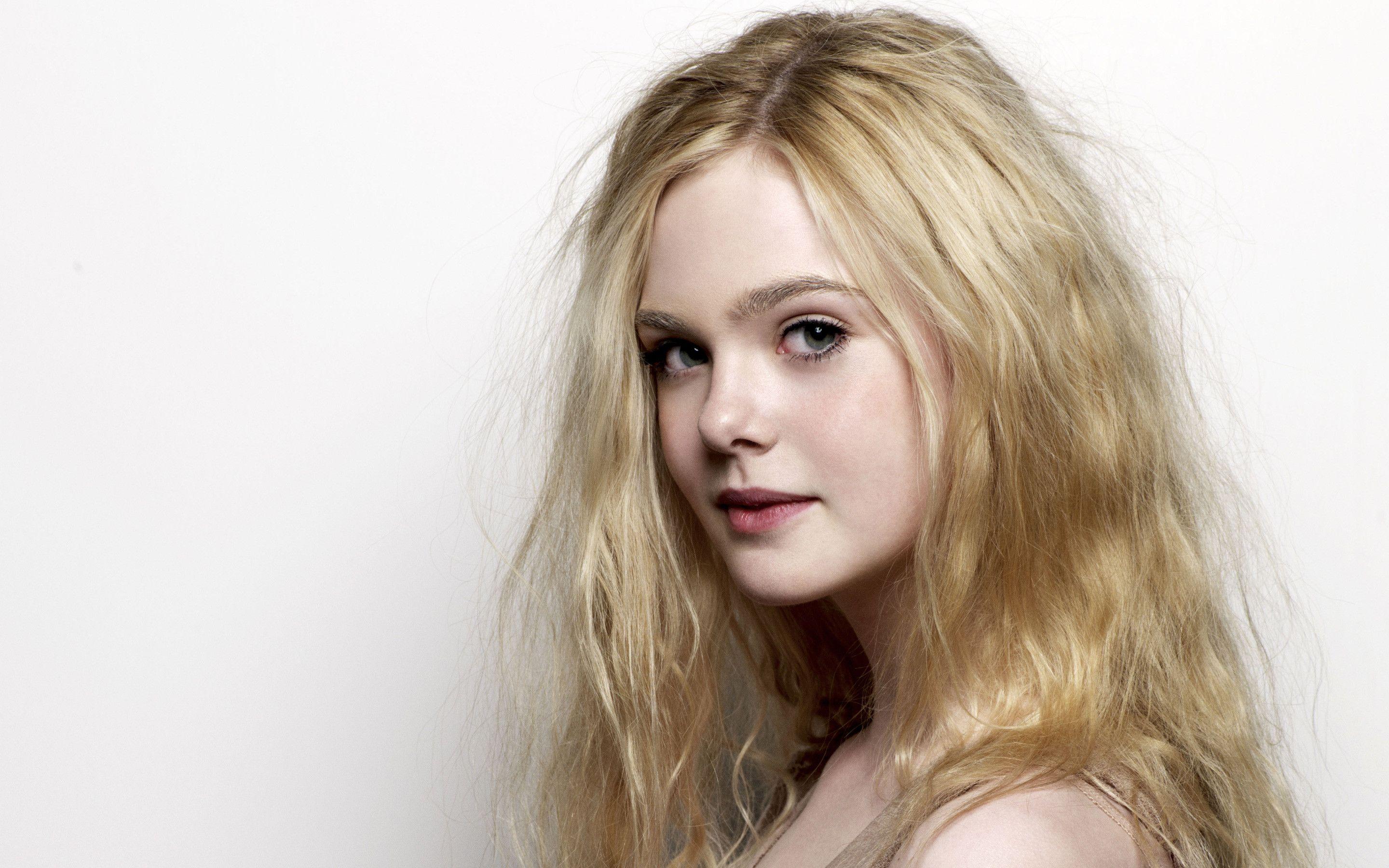 Elle Fanning Wallpapers - Top Free Elle Fanning Backgrounds - Who Is Elle Fanning Dating? Actress's Love Life In 2025
