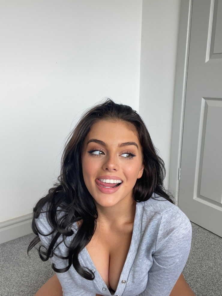 Emily Black picture - Emily Black: Sexy Pics of the Alluring Online Star
