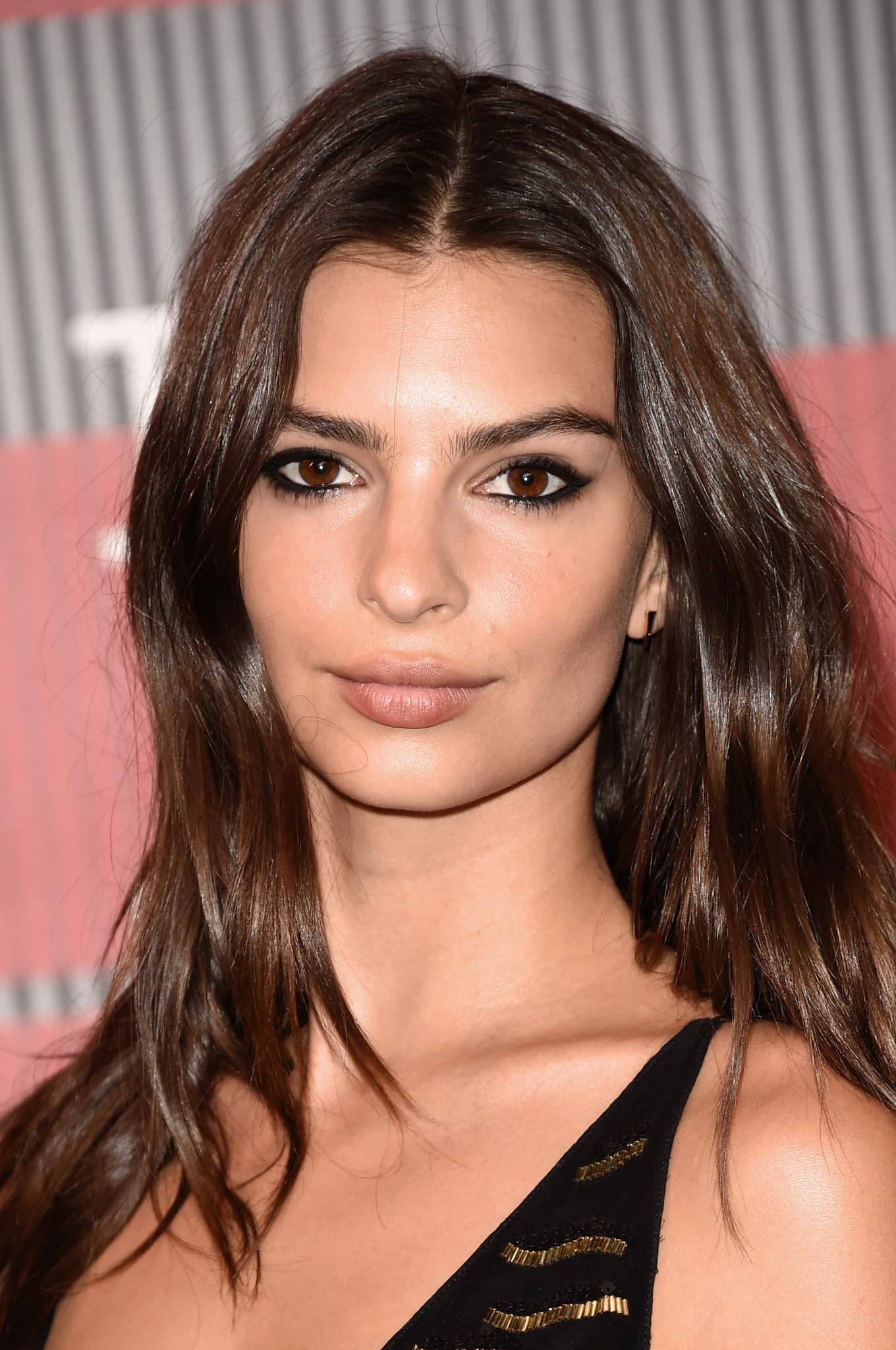 Emily Ratajkowski’s (emrata) Killer Body Stats: Full Breakdown