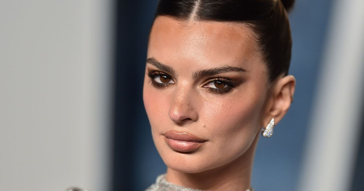 Emily Ratajkowski : en string sous sa robe transparente, EmRata se met - Emily Ratajkowski Net Worth: Modeling, Media & Millionaire Status