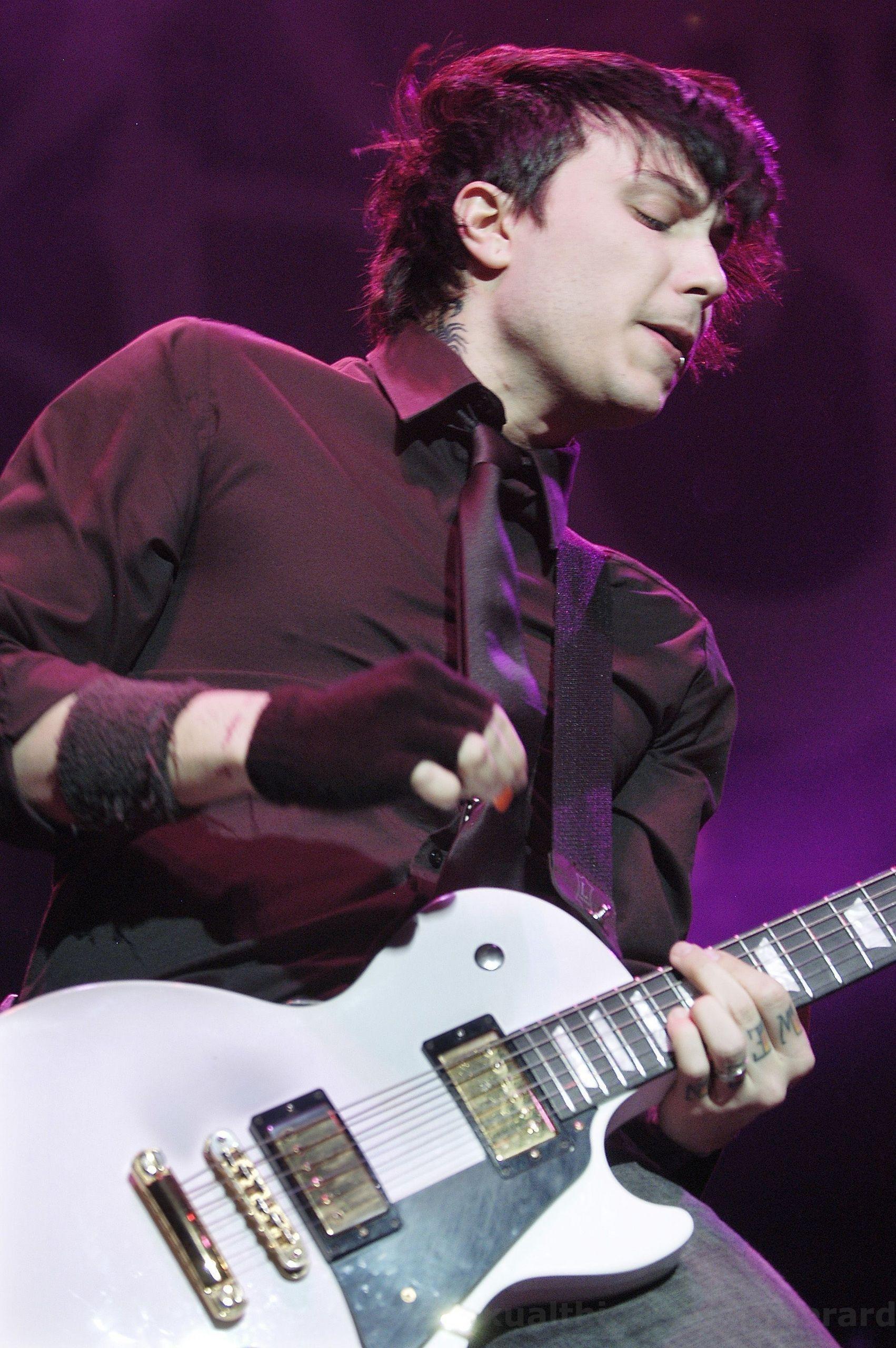 Frank Iero Iphone Wallpaper - How Tall Is Frank Iero? My Chemical Romance Guitarist’s Stature