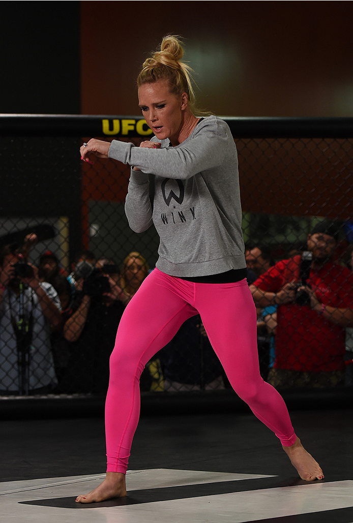 Holly Holm's Unforgettable Knockout Kick - Holly Holm Kicks High & Looks Hot: Sexy Fighter Photos