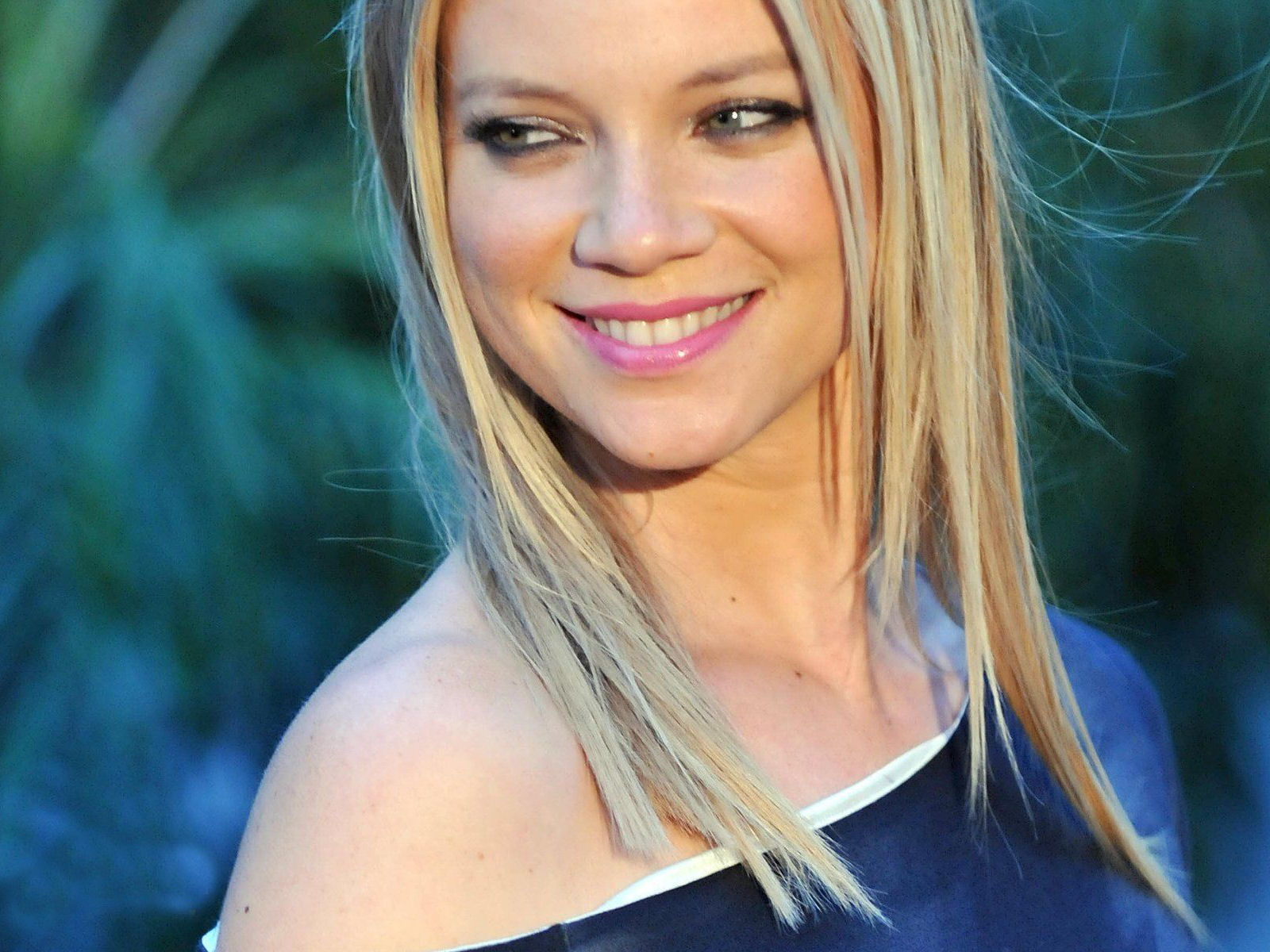 Hollywood All Stars: Amy Smart Hd Wallpapers - Amy Smart's Radiance Captured: Sexy Photos That Wow
