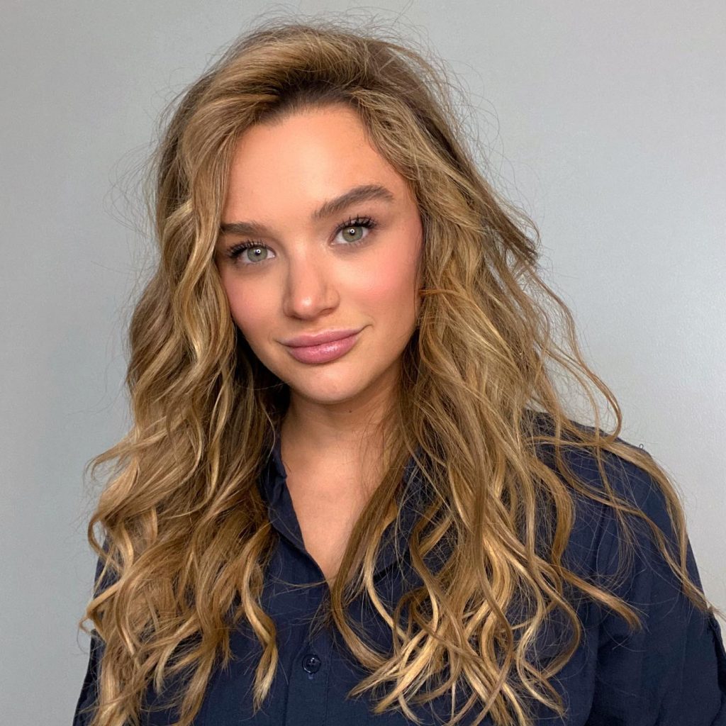 Hunter King Signs New Deal With HALLMARK MEDIA | Hollywood North News - How Tall Is Hunter King? The Young and the Restless Star’s Height