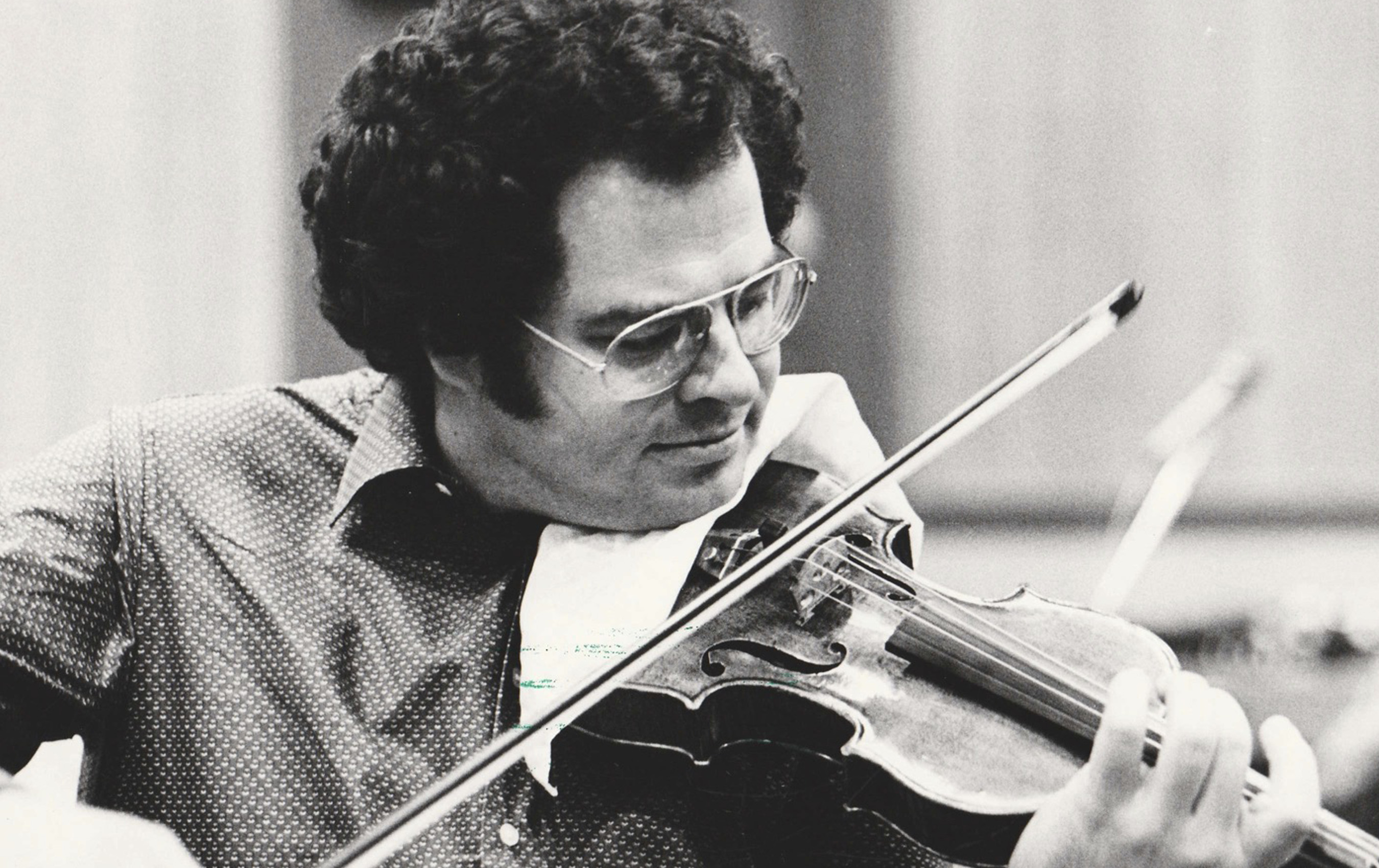 In 1992, the legendary Itzhak Perlman delivered a magical moment at the - Who Is Itzhak Ezratti’s Wife? A Look Inside the Developer’s Family Life