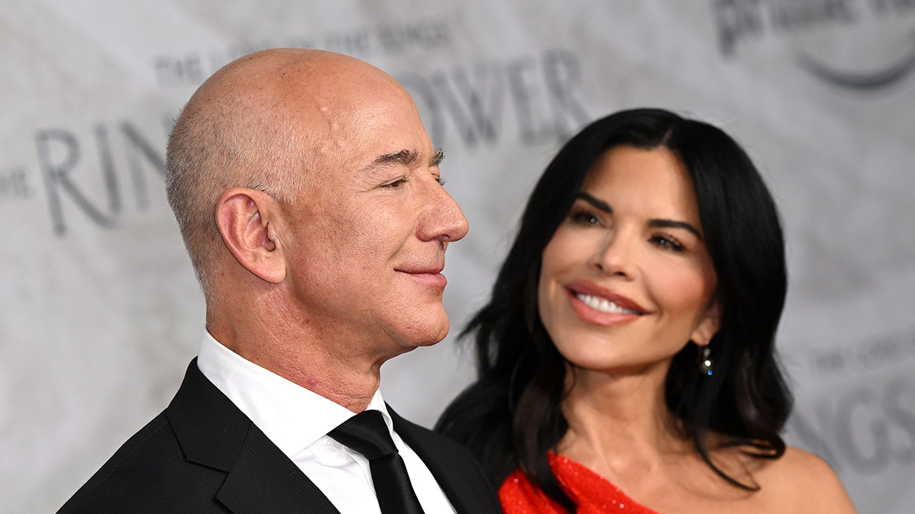How Old Is Lauren Sánchez? Jeff Bezos' Fiancée's Age & Career Glow-Up