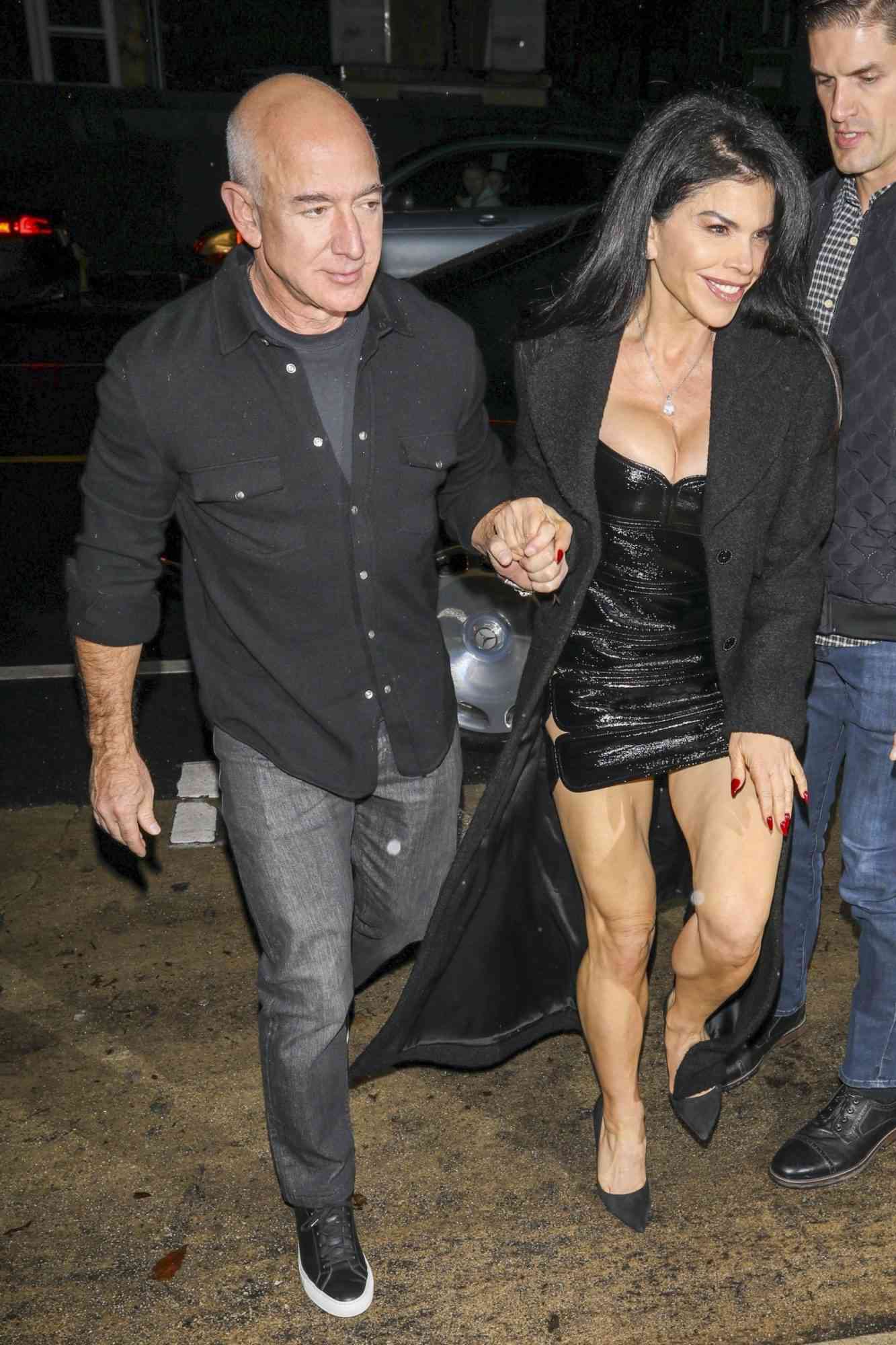 Jeff Bezos y su novia muy enamorados, Kim Kardashian de fiesta: mira - Jeff Bezos & Lauren Sanchez Join Heidi Klum's Star-Studded AmfAR Gala Party