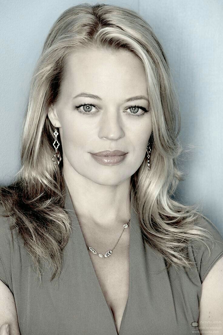 Jeri Ryan | Jeri ryan, Ryan, Star trek voyager - How Tall Is Jeri Ryan? Sci-Fi Queen's Height Revealed