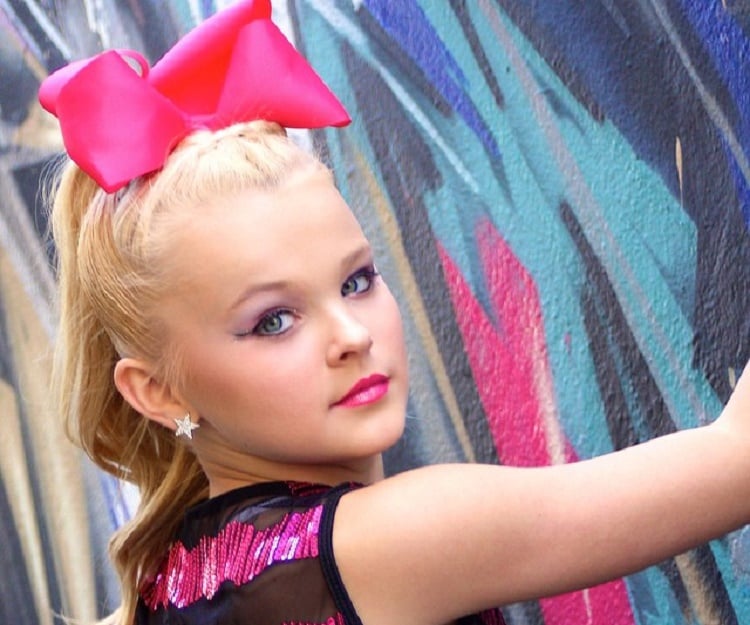 Jojo Siwa Biography - Facts, Childhood, Family Life & Achievements - Who Is JoJo Siwa Dating? Is She Really Dating Chris Hughes?