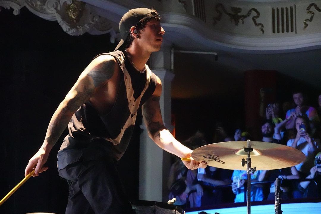 josh dun in 2022 | Josh dun, Twenty one pilots, Twenty one - Josh Dun's Height Breakdown: How Tall Is The Twenty One Pilots Drummer?