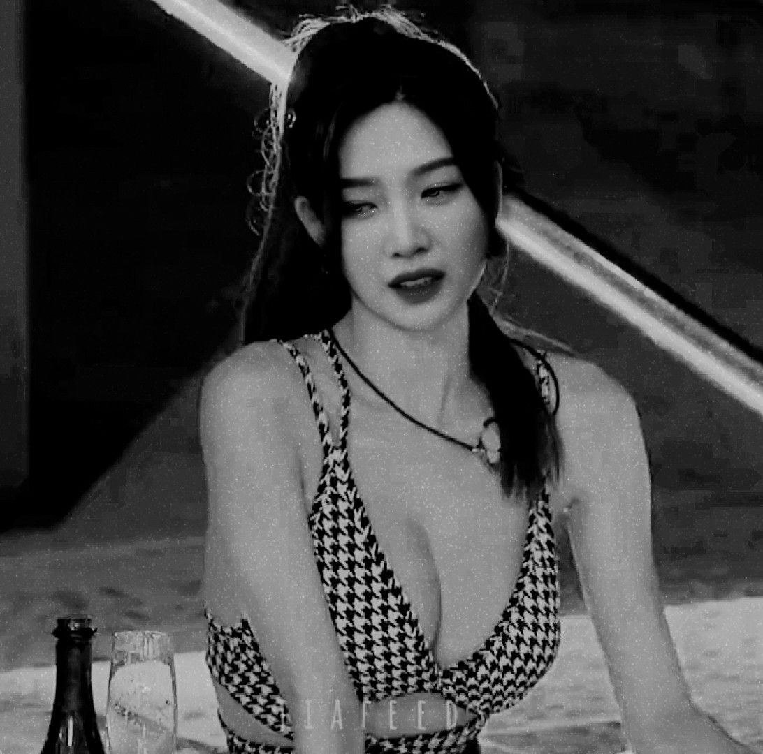 Joy Rv, Park Sooyoung, Red Velvet Joy, Yoko, Becca, Kpop Girls, Idol - Joy Adenuga: Sexy Pics of the Makeup Pro with a Bold Presence