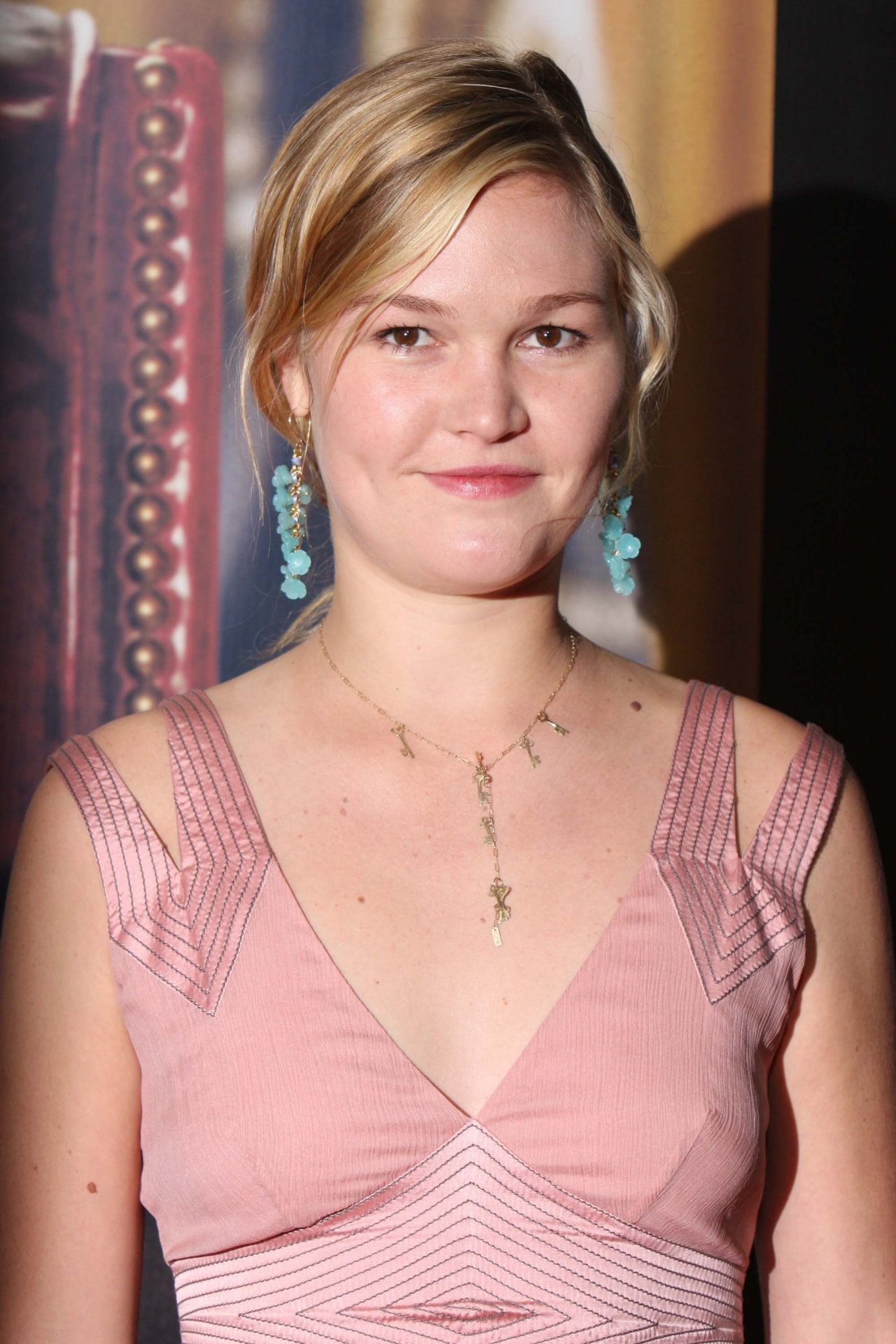 Julia Stiles Wallpaper - WallpaperSafari - Julia Stiles’ Stunning Red Carpet Looks – A Timeless Beauty