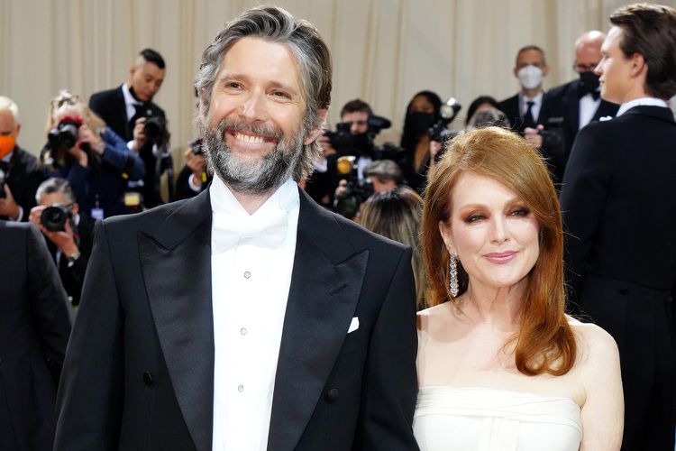 Julianne Moore's Husband Makes Her Laugh So Hard Her Eyelids Flip Up - Julianne Moore’s Husband: Bart Freundlich, Her Director and Devoted Partner
