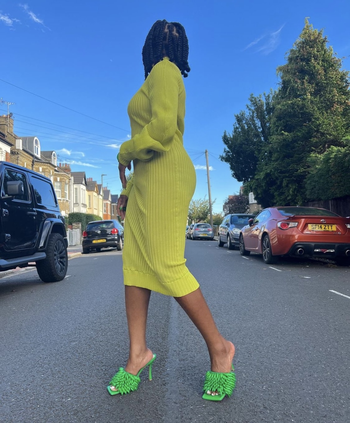 Julie Adenuga's Feet - I piedi di Julie Adenuga - Celebrities Feet 2023 - Joy Adenuga: Sexy Pics of the Makeup Pro with a Bold Presence