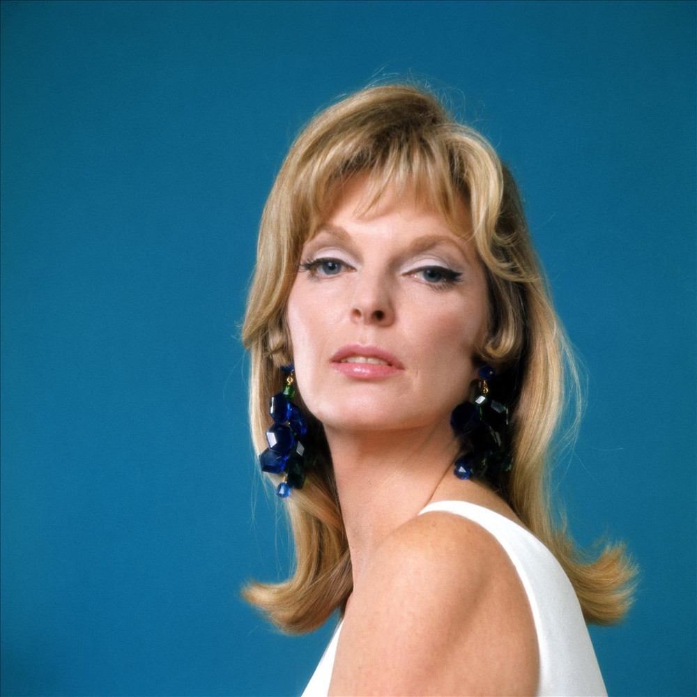 Julie London - Julie London Measurements: Classic Hollywood Curves and Style