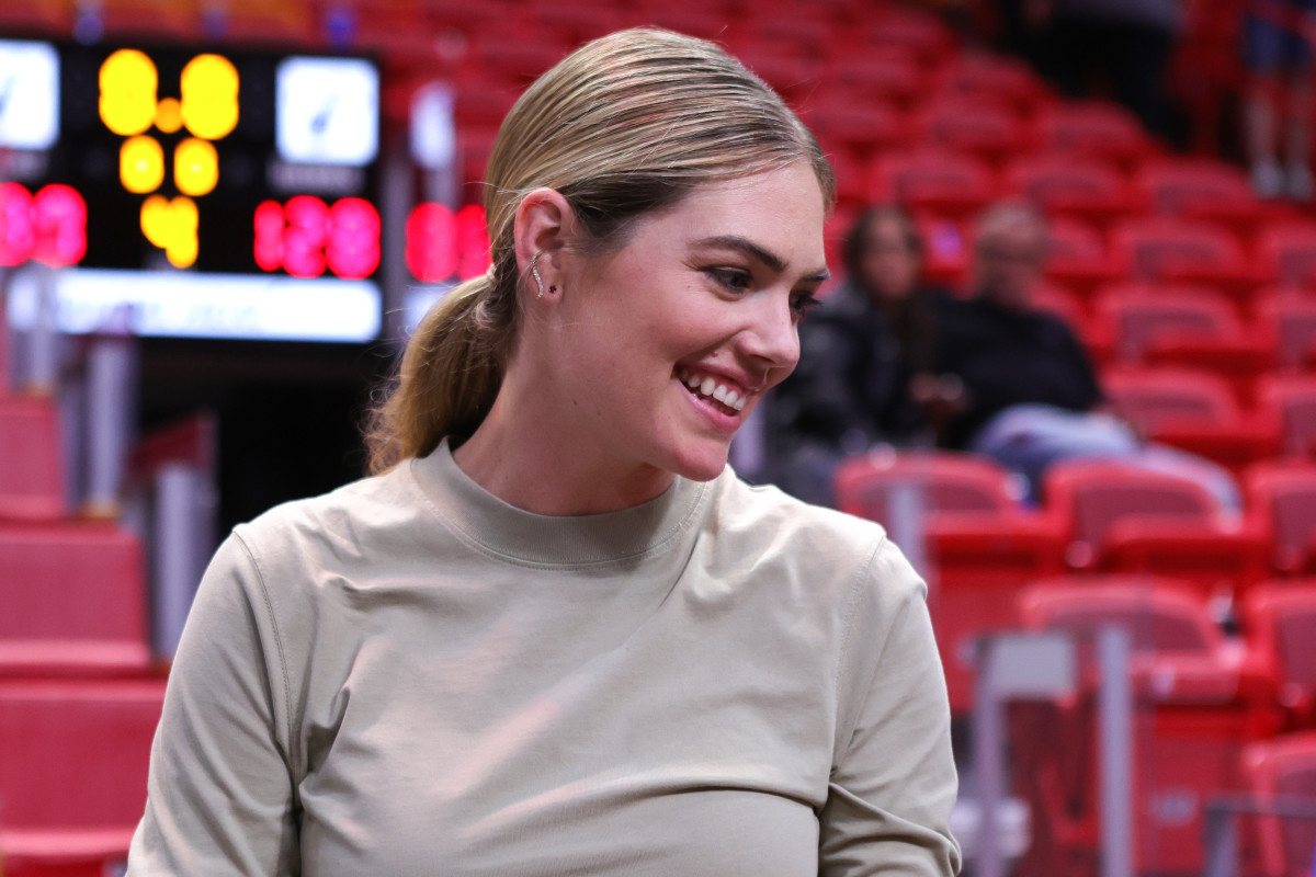 Kate Upton Posed For Swimsuit Photo Wearing Nothing But A Big Necklace - Kate Upton Turns Up The Heat: Her Sexiest Pics Ever
