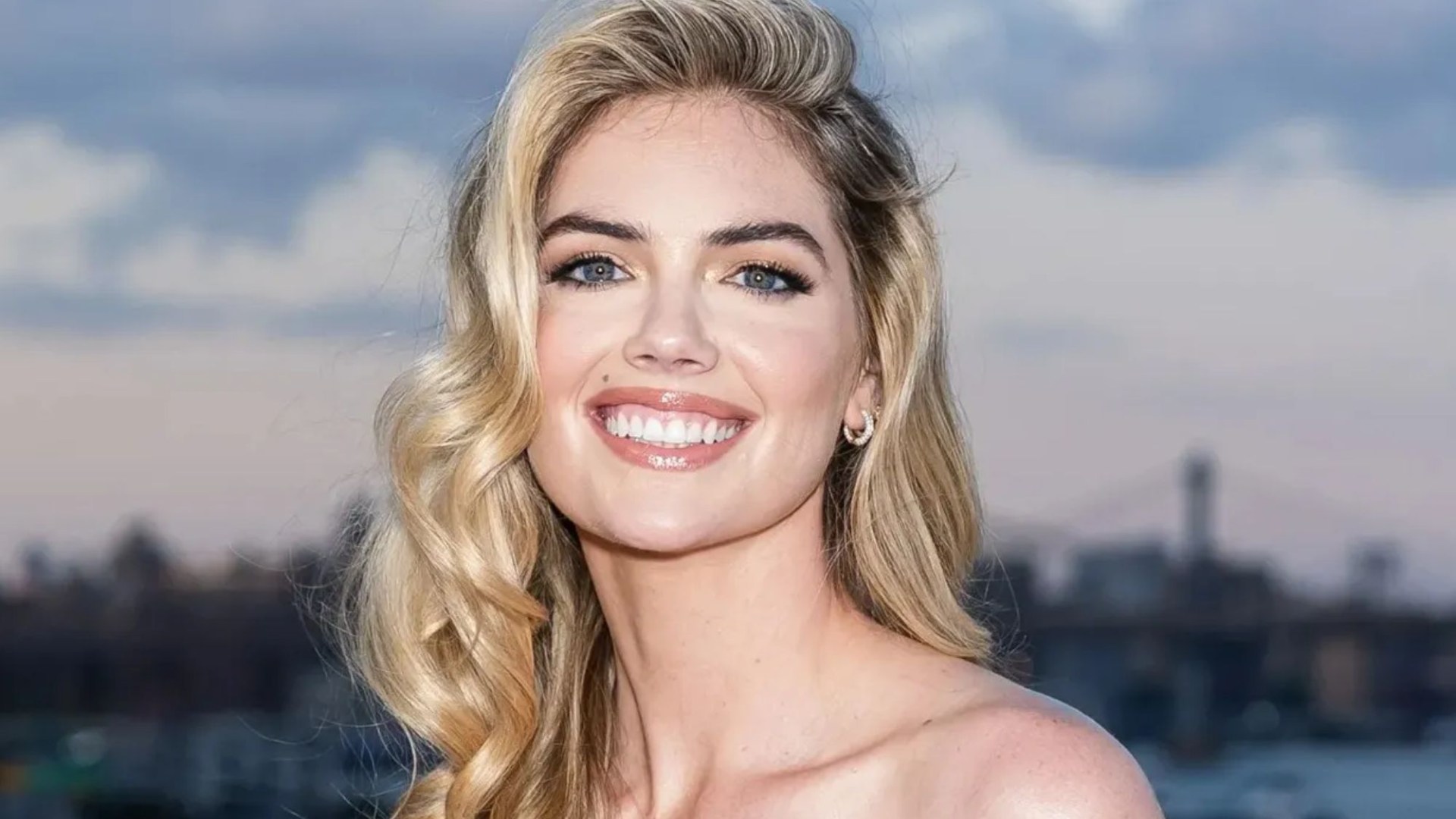 Kate Upton stuns in sexy metallic dress as she parties in New York at - Kate Upton Turns Up The Heat: Her Sexiest Pics Ever