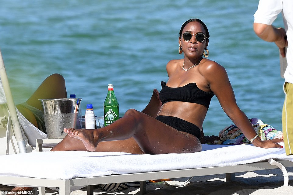 Kelly Rowland shows off her sculpted bikini body in a black two-piece - Kelly Rowland’s Red Carpet Perfection – Style and Grace in One