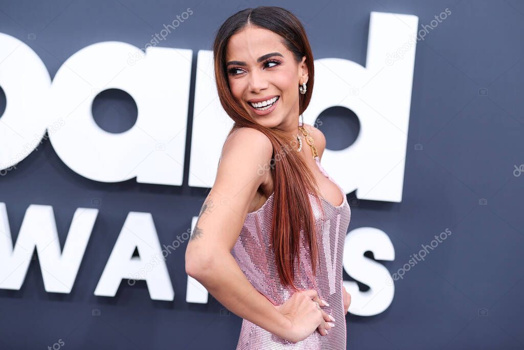 La cantante brasileña Anitta (Larissa de Macedo Machado) vestida con - Anitta's Bold & Beautiful: Height, Weight & Full Body Stats