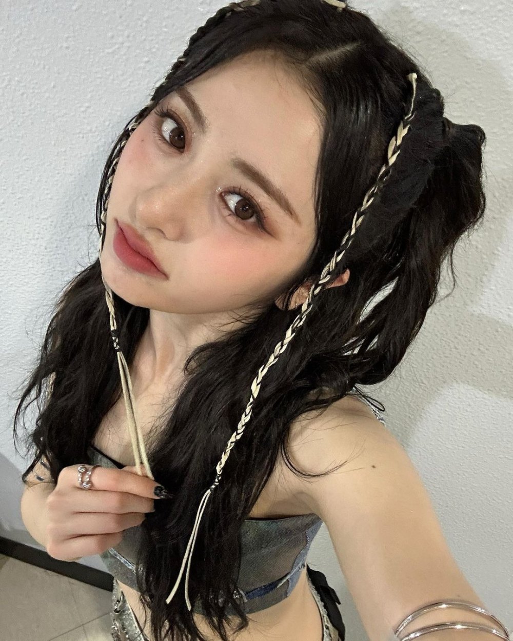 Huh Yunjin Height – How Tall Is the LE SSERAFIM Singer?