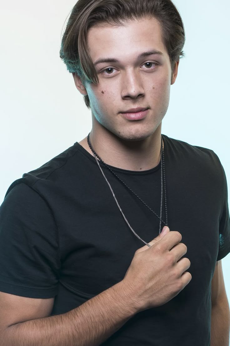 Leo Howard Actor & Musician | Лев, Знаменитости, Мальчики - How Tall Is Leo Howard? Disney Star’s Stature Revealed
