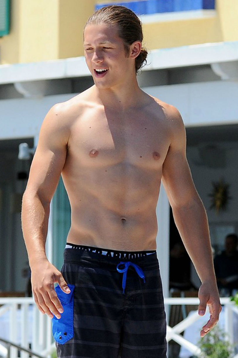 Leo Howard Shirtless 2022 - How Tall Is Leo Howard? Disney Star’s Stature Revealed