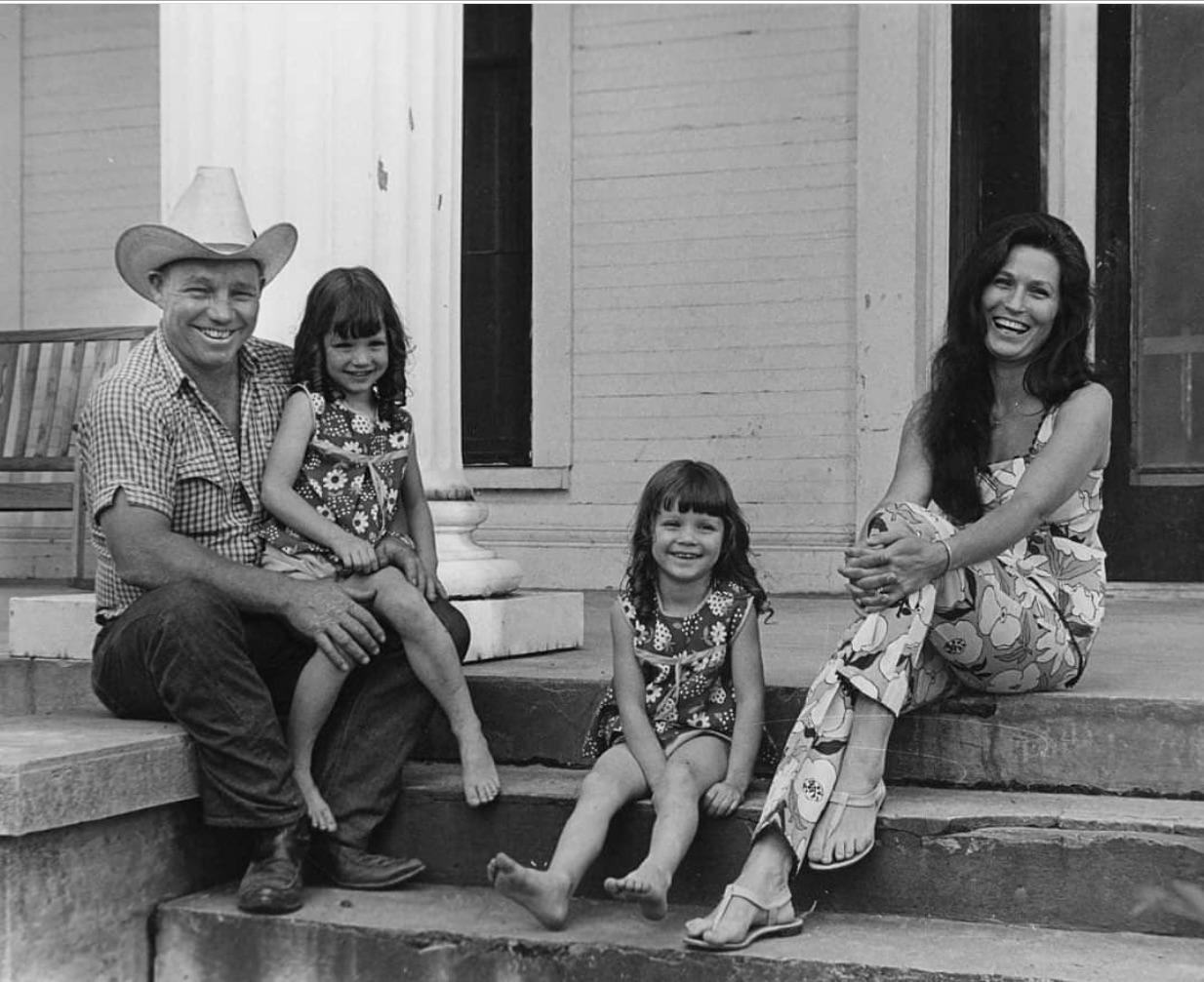 Loretta and her husband Doolittle Lynn, and their twins Patsy and Peggy - How Old Was Loretta Lynn When She Got Married? Early Life Facts