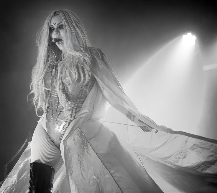 Maria Brink Height – Metal Goddess in Inches