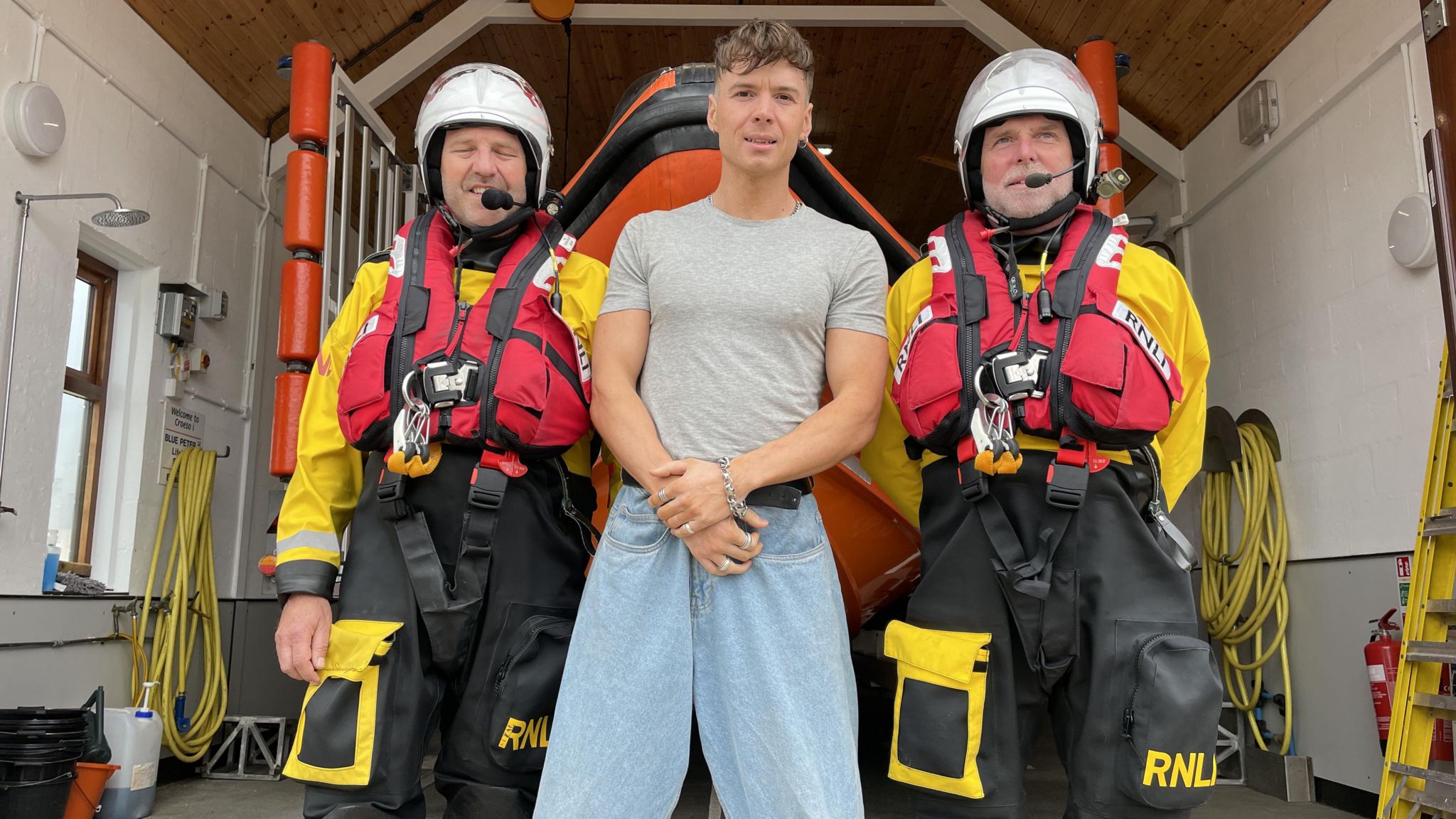 Ren Gill's Height Uncovered: How Tall Is The Viral Musician?