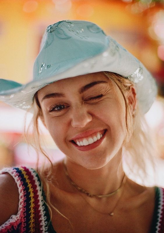 Miley Cyrus Height, Weight, Age and Full Body Measurement - How Tall Is Miley Cyrus: The Pop Star’s Bold and Petite Frame