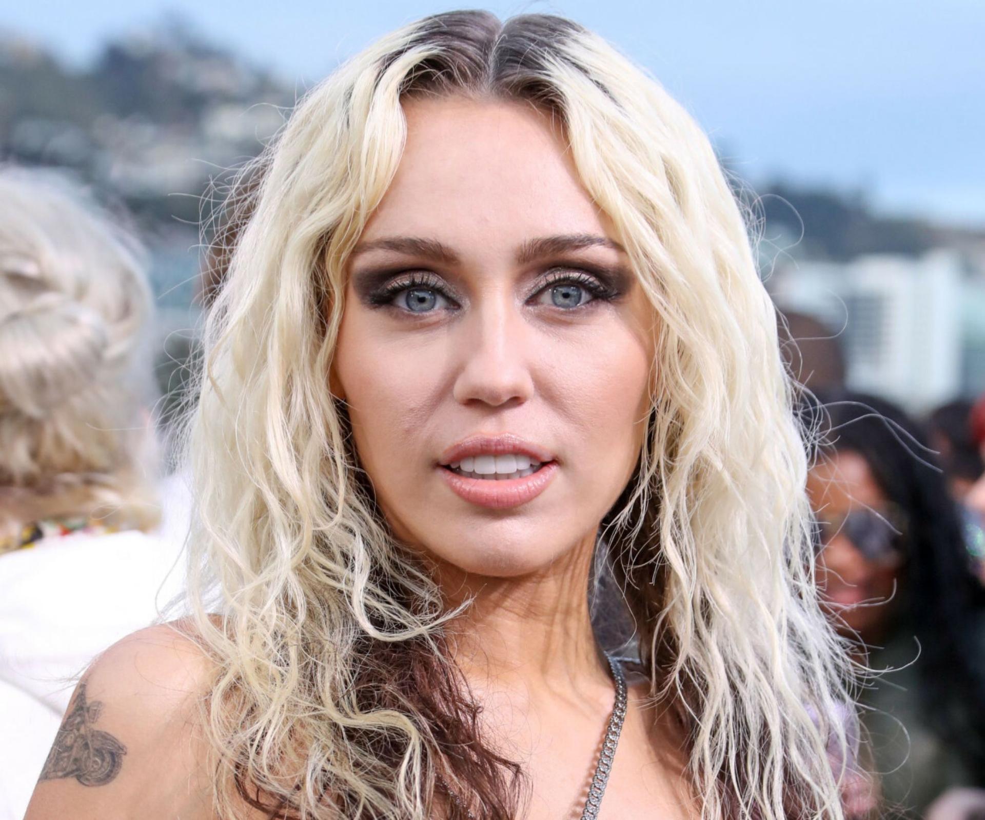 Miley Cyrus po 12 latach wróciła do dawnego koloru włosów. Dobra - Miley Cyrus Net Worth: From Hannah Montana To Music Mogul