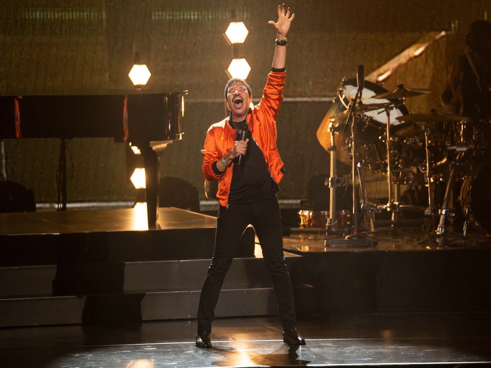 Music legend Lionel Richie performs memories with "stellar" crowd - How Old Is Lionel Richie? Music Legend’s Age & Career Highlights